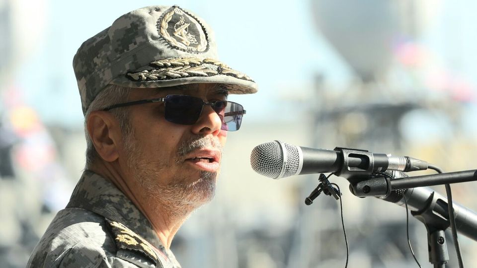 Mohammed Hossein Bagheri Der Generalstabschef Mohammad Hossein Bagheri auf einer Bühne, im nahen Portrait mit Sonnenbrille.