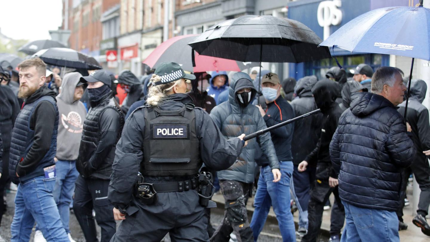 Polizistin zeigt mit Schlagstock auf Demonstranten in Nordirland