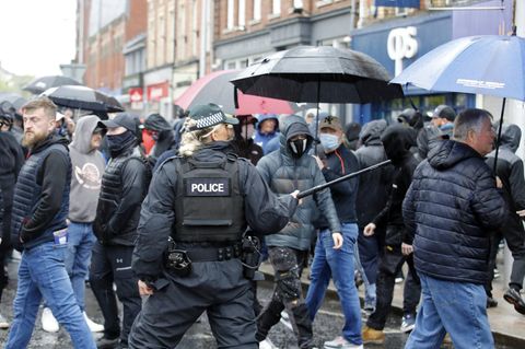 Polizistin zeigt mit Schlagstock auf Demonstranten in Nordirland