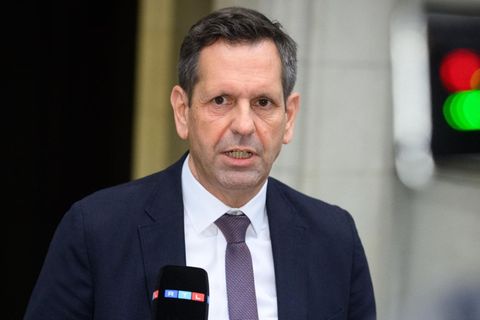 Olaf Lies von der SPD will mit dem Verunfallten, der sich im Krankenhaus befindet, telefonieren