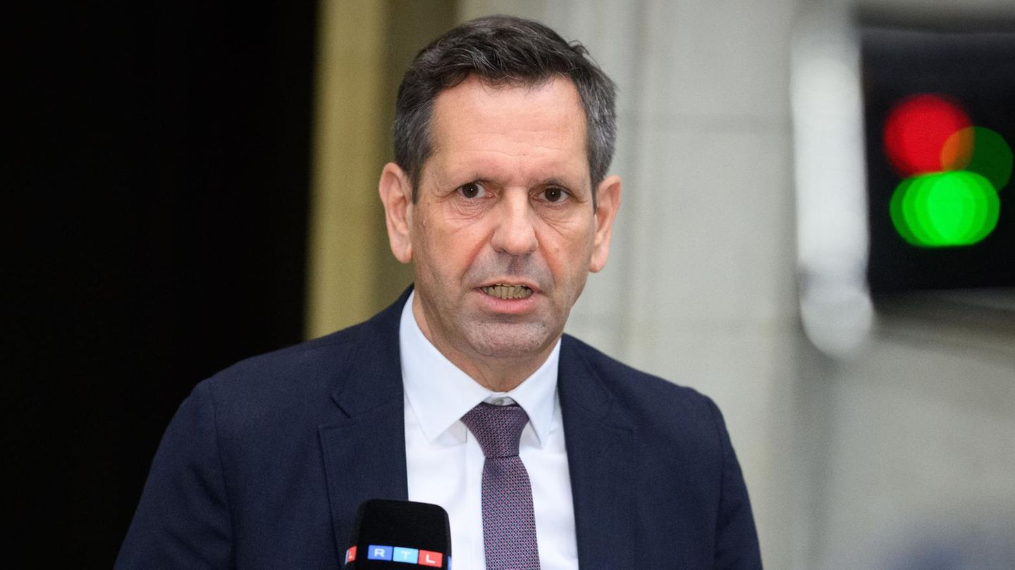 Prime Minister Olaf Lies injured cyclists with a car door