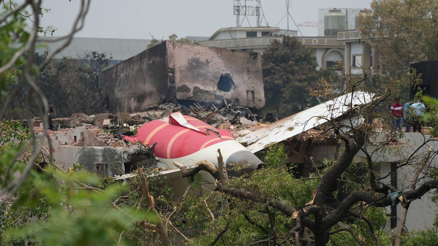 Indien: Die übrig gebliebenden Trümmer der vollkommen zerstörten Air-India-Maschine, eine Boeing 787-8