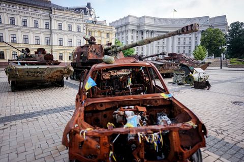 Zerstörte russische Panzer und Fahrzeuge stehen auf dem Platz vor dem St. Michaelis Kloster.
