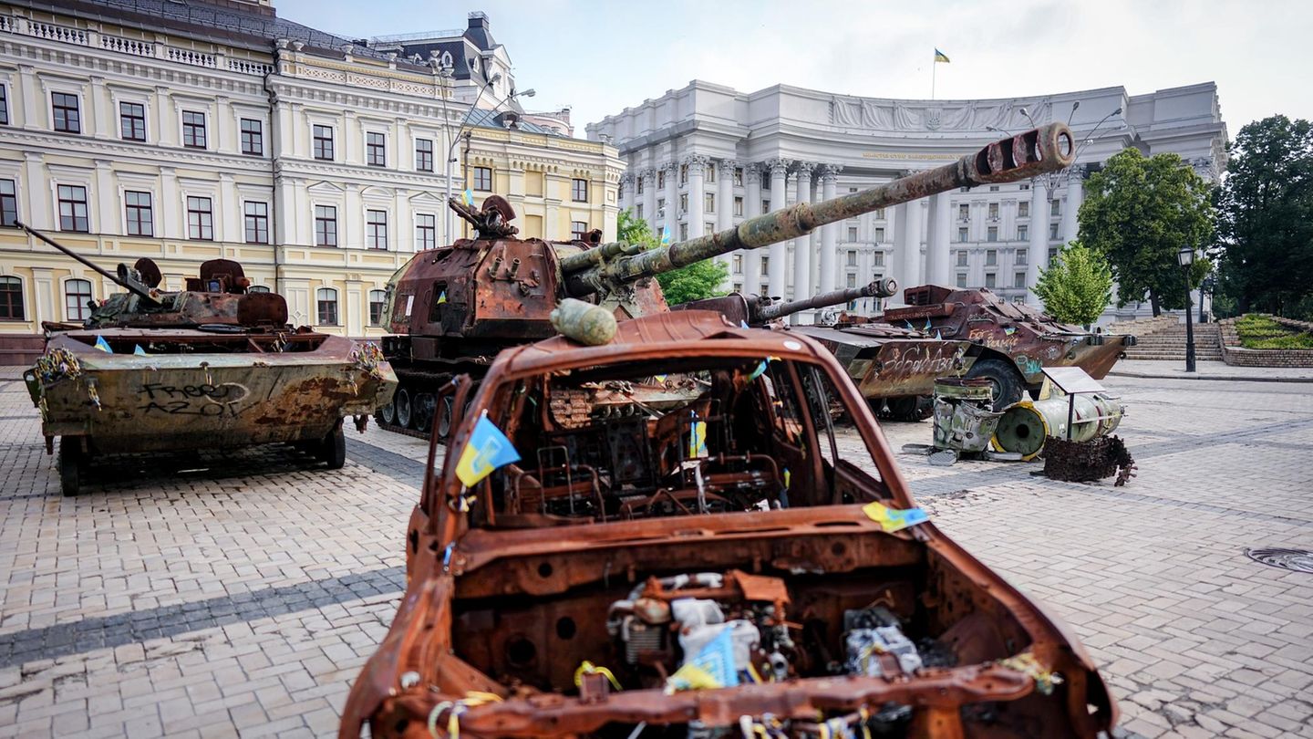 Zerstörte russische Panzer und Fahrzeuge stehen auf dem Platz vor dem St. Michaelis Kloster. Zerstörte russische Panzer und Fahrzeuge stehen auf dem Platz vor dem St. Michaelis Kloster.