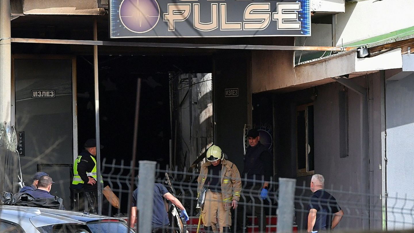 Feuerwehrleute vor dem ausgebrannten Club "Pulse"