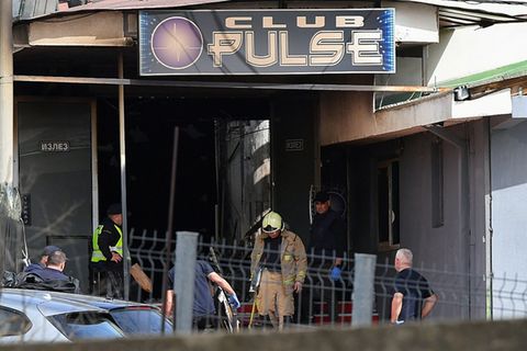 Feuerwehrleute vor dem ausgebrannten Club "Pulse"