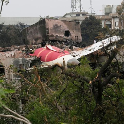 Ein Wrack-Teil des abgestürzten Air-India-Flugzeugs.
