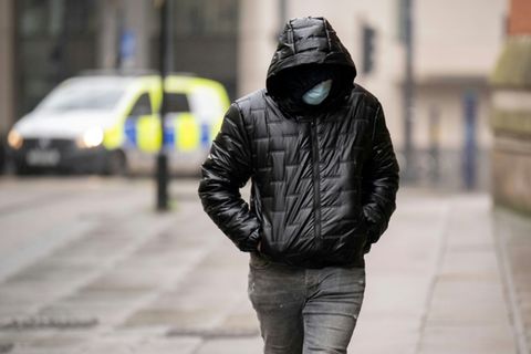 Einer der Angeklagten vor dem Gericht in Manchester