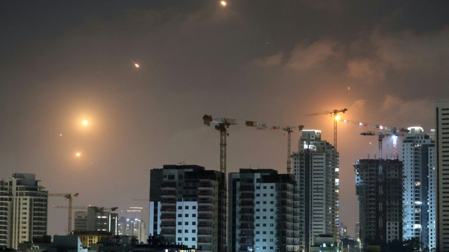 Israels Luftabwehr schießt über der Stadt Netanja Raketen ab