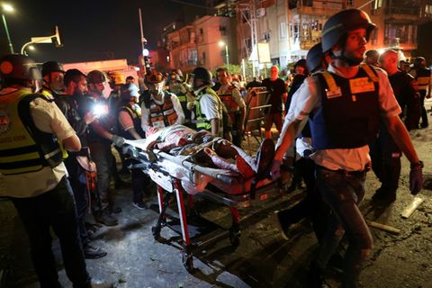Israelische Rettungskräfte transportieren einen Verletzten ab