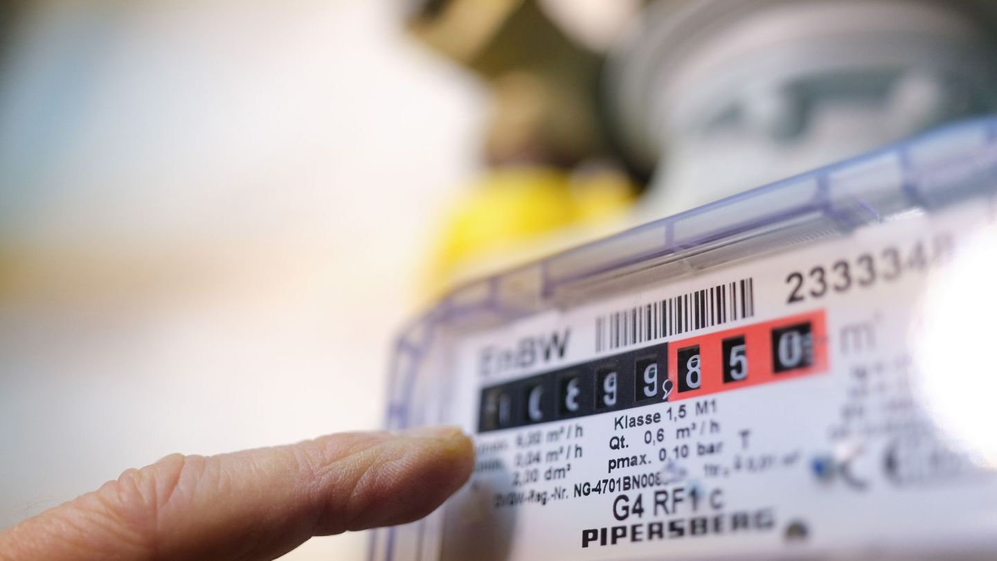 Energy: heating debate: Prime Minister Lies warns of Fall