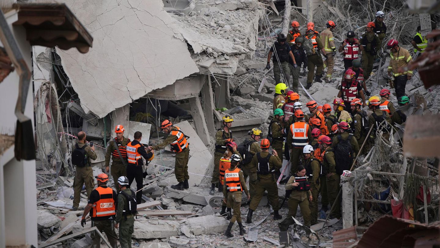 LiveBlog: Iran covers Israel with massive rocket attacks at night