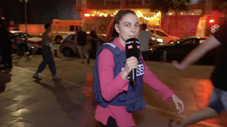 Israel: Raketenangriff unterbricht Reporterin im Live-TV Israel: Raketenangriff unterbricht Reporterin im Live-TV