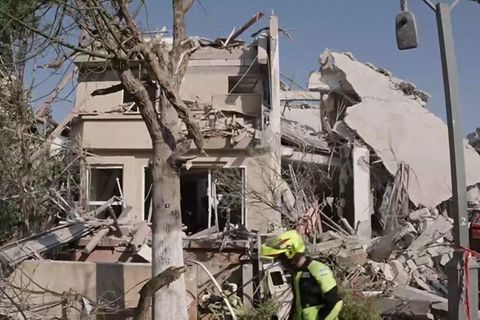 Aufnahmen zeigen Ausmaß der Raketenangriffe in Israel und Iran