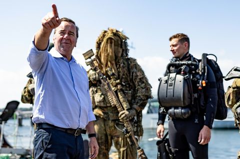Pistorius und Soldaten in Eckernförde