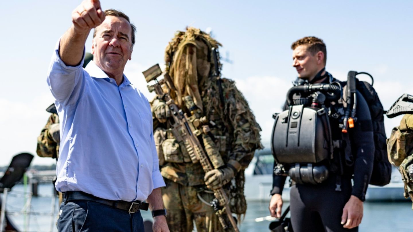 Pistorius und Soldaten in Eckernförde