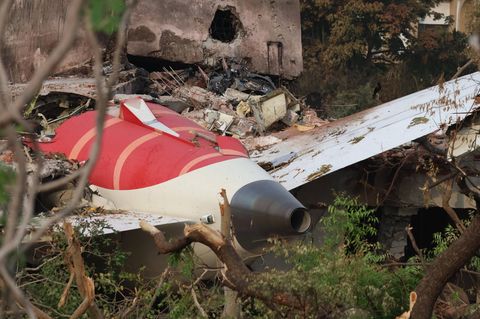 Wrackteile des abgestürzten Flugzeugs in Indien