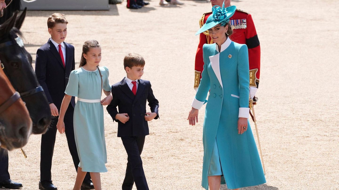 "Trooping the Colour"-Parade: Wie die Orgelpfeifen wackeln die drei königlichen Kinder im Entenmarsch hinter ihrer Mutter Kate her Wie die Orgelpfeifen wackeln die drei königlichen Kinder im Entenmarsch hinter ihrer Mutter Kate her