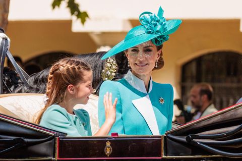 Prinzessin Kate in einem türkisfarbenen Mantelkleid von Designerin Catherine Walker