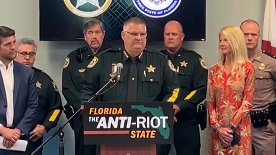 Florida: Sheriff droht Randalierern bei US-Protesten mit Erschießung Florida: Sheriff droht Randalierern bei US-Protesten mit Erschießung