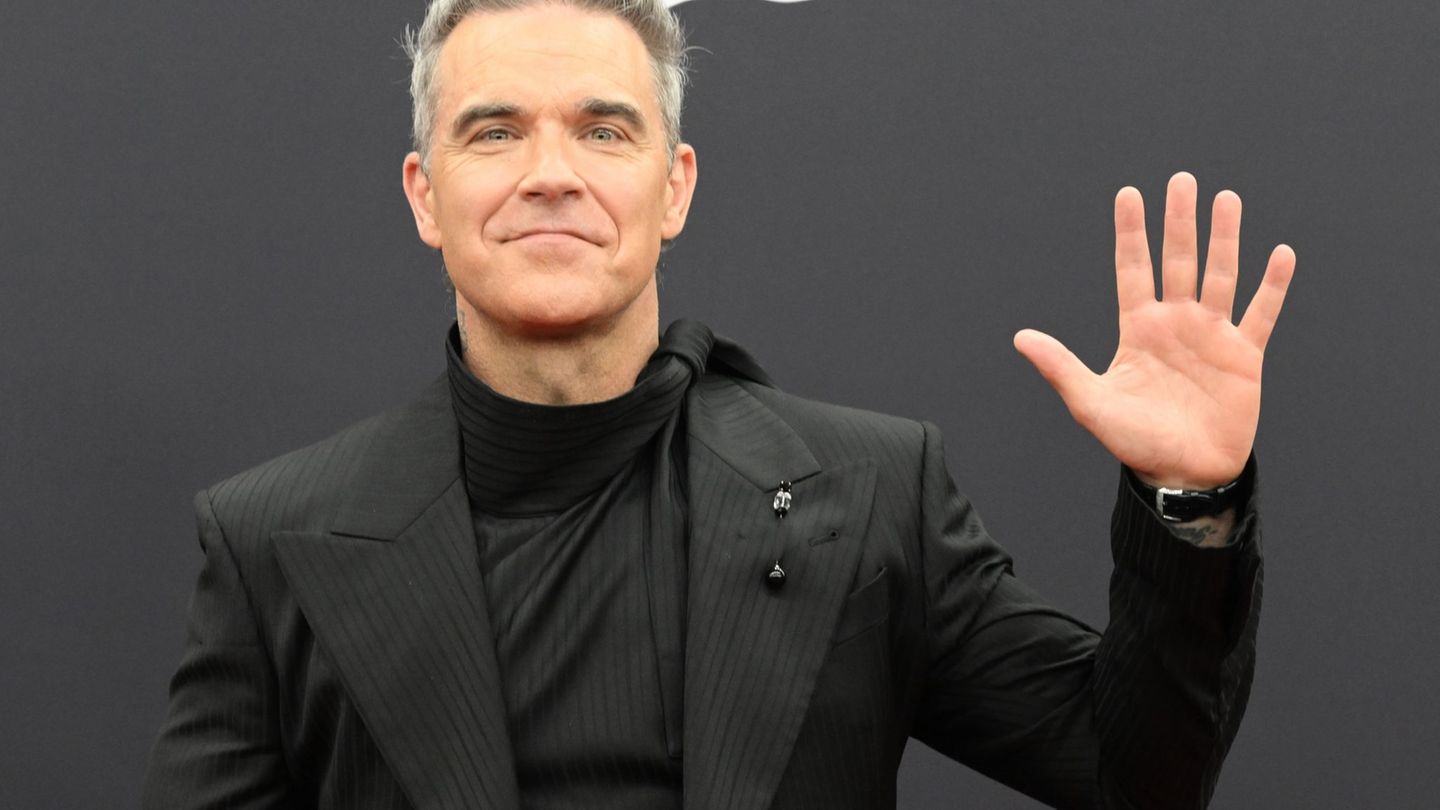 Premiere at Club World Cup: Robbie Williams sings new FIFA anthem