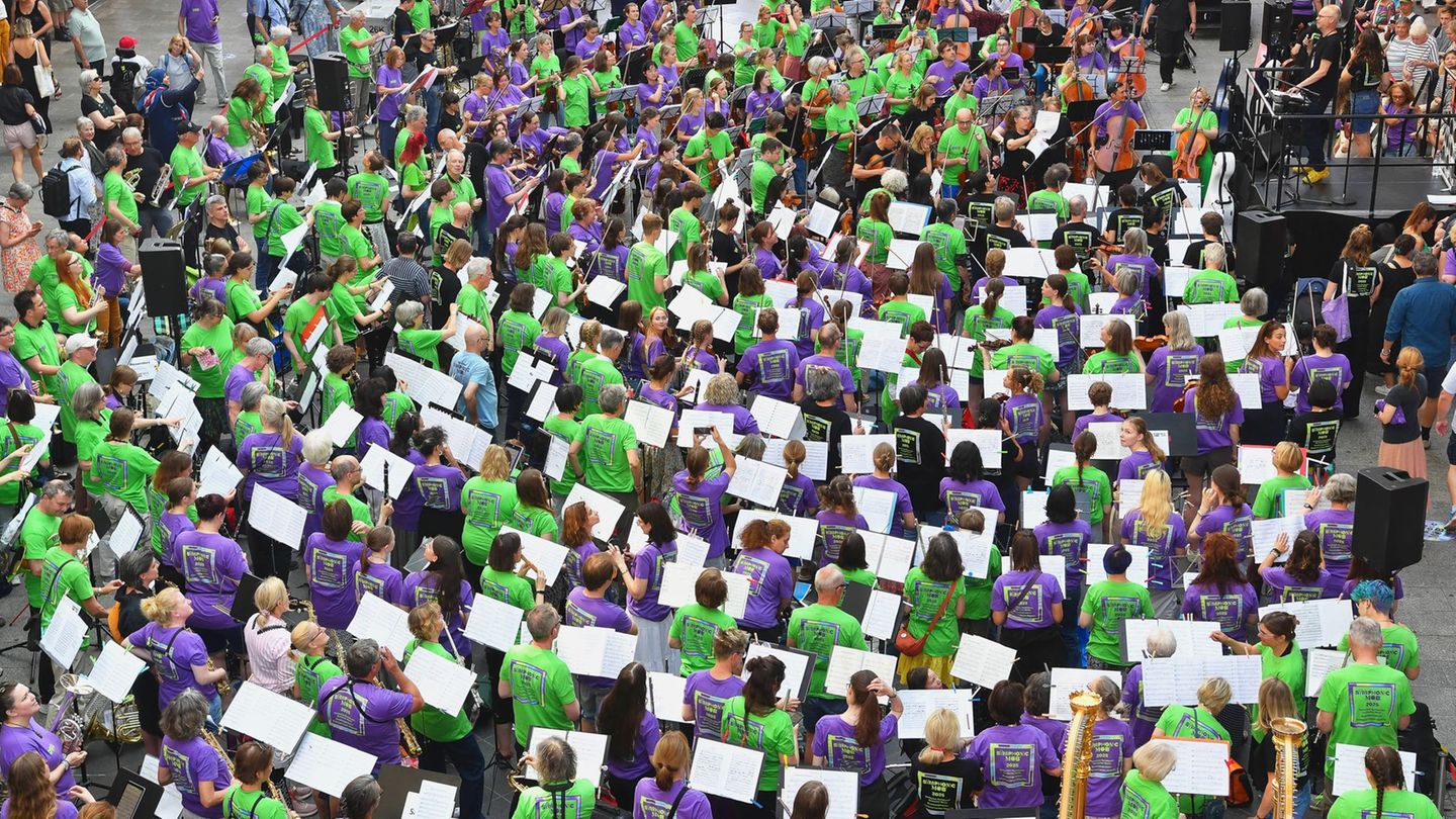 Musik-Profis-und-Anf-nger-musizieren-zusammen-beim-Symphonic-Mob-