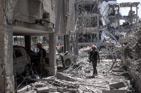 Rettungskräfte begehen Gebäude nahe Tel Aviv, die von Raketen aus dem Iran zerstört worden sind