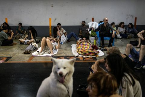 Menschen in Schutzraum in Tel Aviv