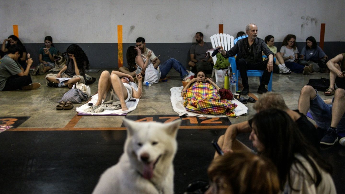 Menschen in Schutzraum in Tel Aviv