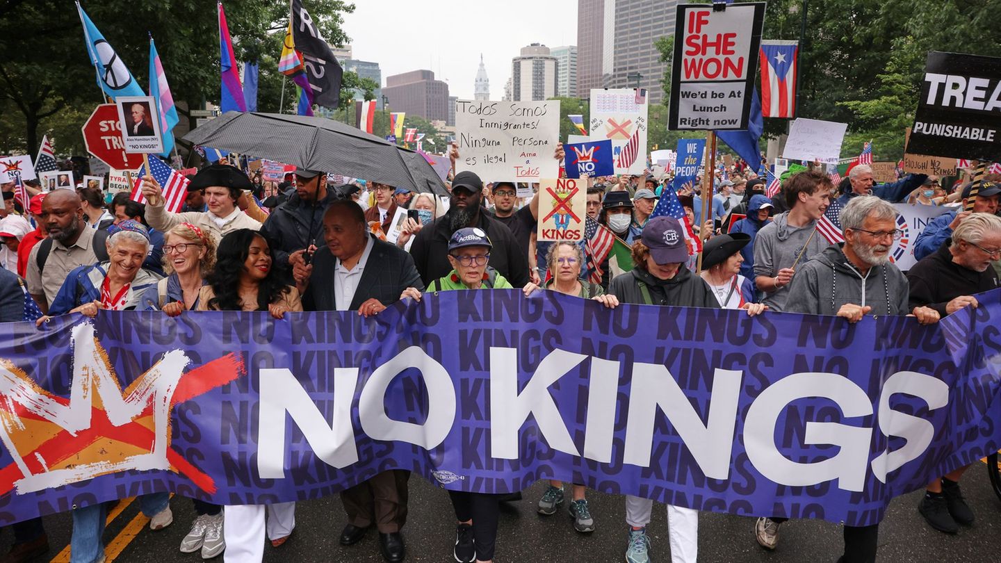 Demonstrating stars: Celebrities take protests against Trump in nationwide protests