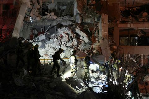Rettungskräfte nach Raketenangriff nahe Tel Aviv