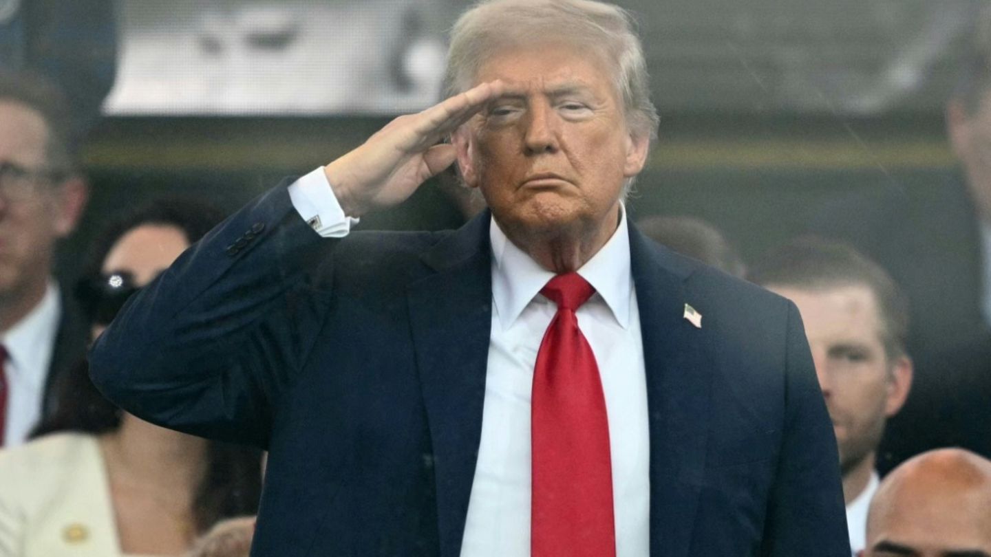 Trump bei Militärparade in Washington