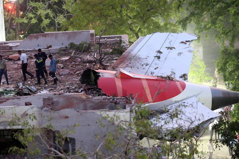Wrackteile der verunglückten Boeing-Maschine an der Absturzstelle im indischen Ahmedabad
