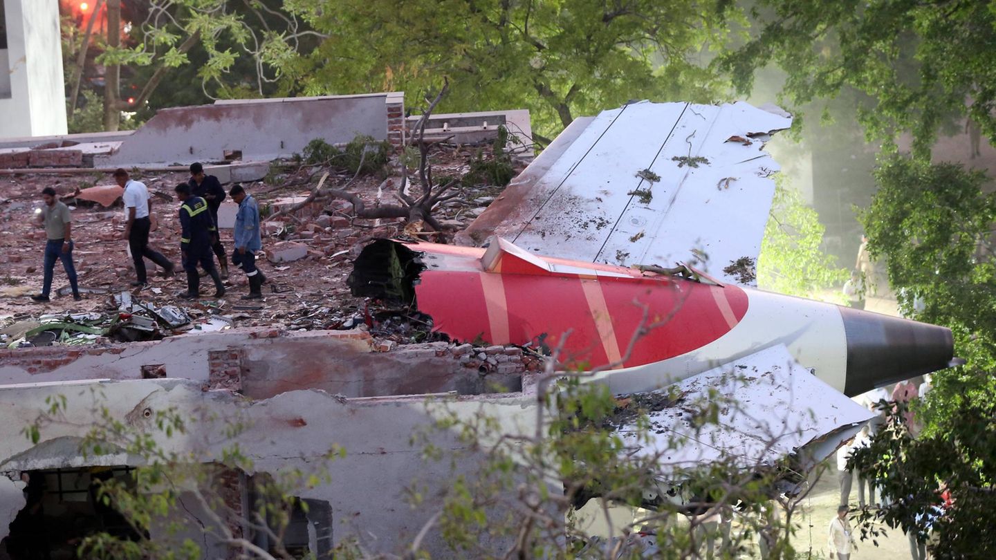 Wrackteile der verunglückten Boeing-Maschine an der Absturzstelle im indischen Ahmedabad