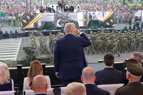 US-Präsident Donald Trump grüßt die Truppen während einer Militärparade in der Hauptstadt Washington. Die Parade feierte das 250-jährige Bestehen der Army – am Geburtstag Trumps