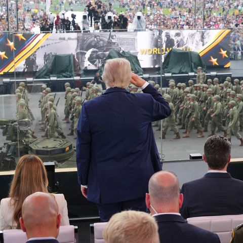 US-Präsident Donald Trump grüßt die Truppen während einer Militärparade in der Hauptstadt Washington. Die Parade feierte das 250-jährige Bestehen der Army – am Geburtstag Trumps