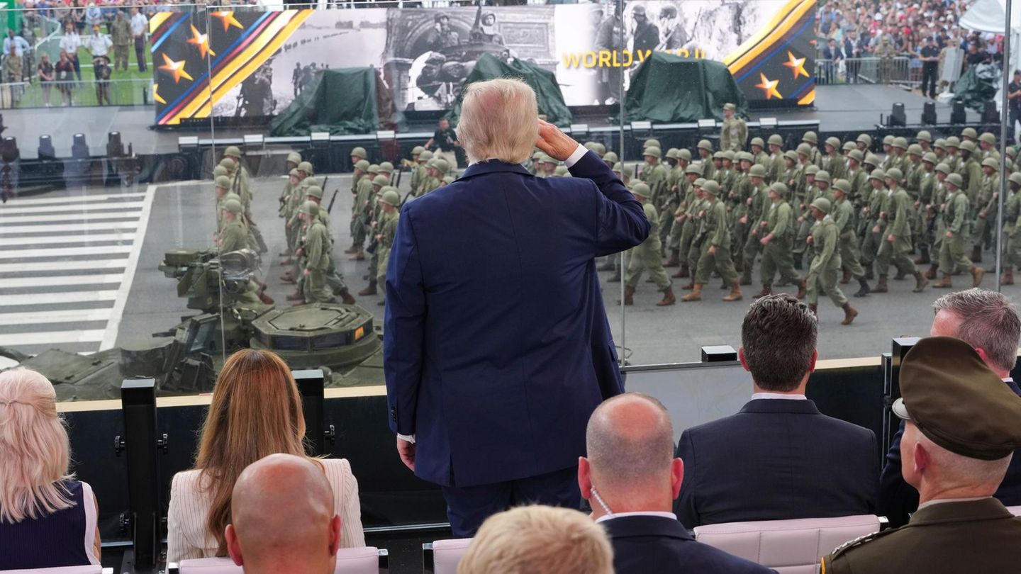 Meinung: US-Präsident Donald Trump grüßt die Truppen während einer Militärparade in der Hauptstadt Washington. Die Parade feierte das 250-jährige Bestehen der Army – am Geburtstag Trumps US-Präsident Donald Trump grüßt die Truppen während einer Militärparade in der Hauptstadt Washington. Die Parade feierte das 250-jährige Bestehen der Army – am Geburtstag Trumps