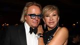 In der Nacht auf den 15. Juni 2025 wurden Robert und Carmen Geiss Opfer eines Überfalls. "Wir sind im eigenen Haus in Saint-Tropez überfallen worden und zwar vom Allerfeinsten, von vier bewaffneten Vollidioten. Saint-Tropez ist leider Gottes nicht sicher", erzählte Robert Geiss in einem Video, das er nach dem Überfall auf seiner Instagram-Seite veröffentlichte. Der Clip zeigt den 61-Jährigen, wie er völlig aufgelöst über sein Grundstück in Saint-Tropez läuft. Die Täter zwangen ihn sogar, die Tresore im Haus zu öffnen, so Geiss