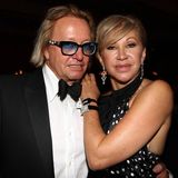 In der Nacht auf den 15. Juni 2025 wurden Robert und Carmen Geiss Opfer eines Überfalls. "Wir sind im eigenen Haus in Saint-Tropez überfallen worden und zwar vom Allerfeinsten, von vier bewaffneten Vollidioten. Saint-Tropez ist leider Gottes nicht sicher", erzählte Robert Geiss in einem Video, das er nach dem Überfall auf seiner Instagram-Seite veröffentlichte. Der Clip zeigt den 61-Jährigen, wie er völlig aufgelöst über sein Grundstück in Saint-Tropez läuft. Die Täter zwangen ihn sogar, die Tresore im Haus zu öffnen, so Geiss