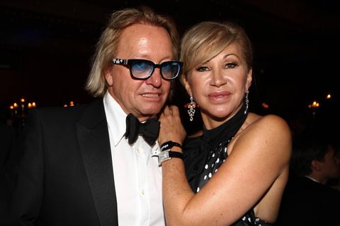 In der Nacht auf den 15. Juni 2025 wurden Robert und Carmen Geiss Opfer eines Überfalls. "Wir sind im eigenen Haus in Saint-Tropez überfallen worden und zwar vom Allerfeinsten, von vier bewaffneten Vollidioten. Saint-Tropez ist leider Gottes nicht sicher", erzählte Robert Geiss in einem Video, das er nach dem Überfall auf seiner Instagram-Seite veröffentlichte. Der Clip zeigt den 61-Jährigen, wie er völlig aufgelöst über sein Grundstück in Saint-Tropez läuft. Die Täter zwangen ihn sogar, die Tresore im Haus zu öffnen, so Geiss