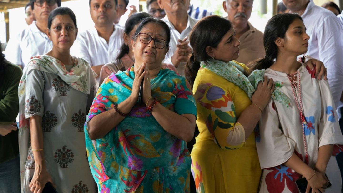 Trauernde in Ahmedabad