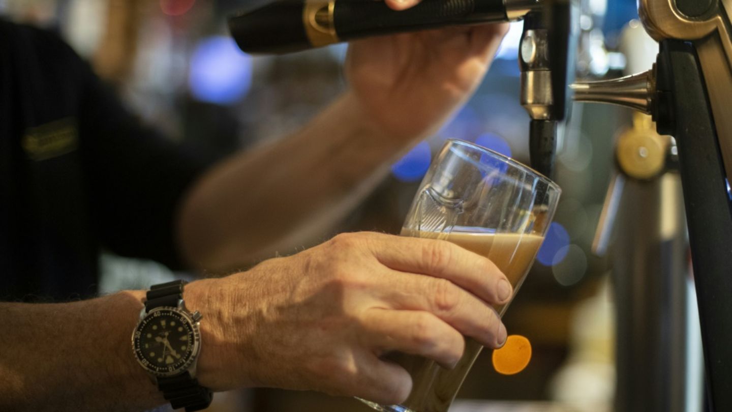 Wirt füllt ein Glas Bier ab