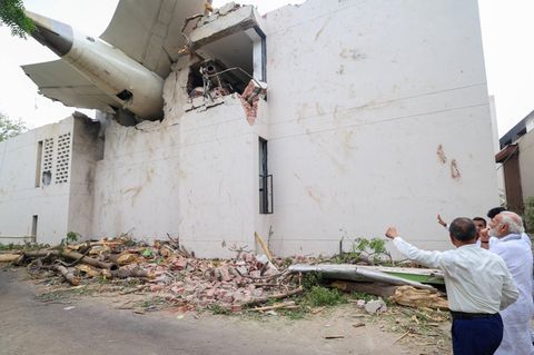 Das Flugzeug stürzte in ein Gebäude in Indien