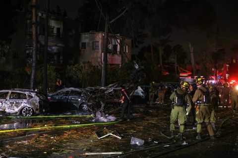 Rettungskräfte nach einem Raketeneinschlag in Haifa