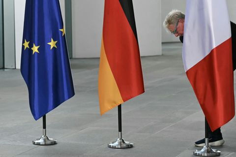 Französische und deutsche Flagge