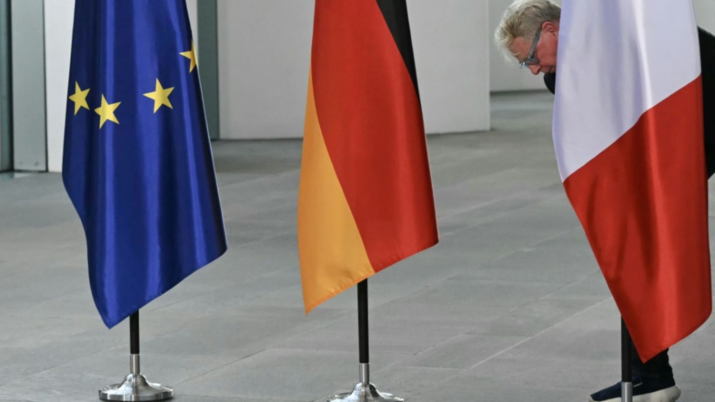 Französische und deutsche Flagge