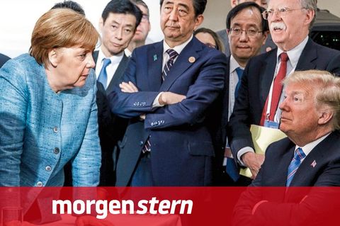 Angela Merkel beugt sich auf dem G7-Gipfel 2018 zu Donald Trump vor