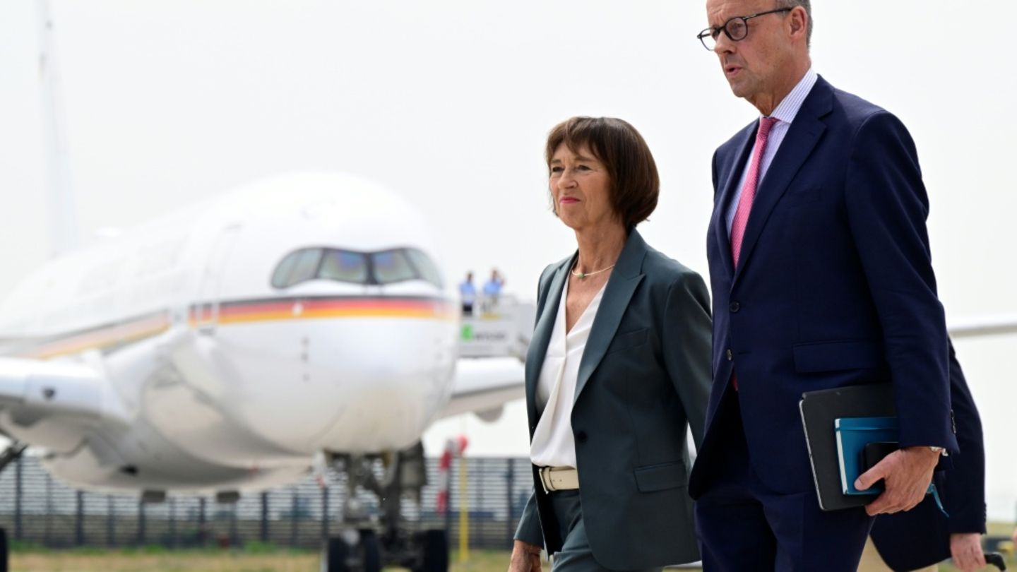 Merz und Ehefrau Charlotte vor Abflug nach Kanada