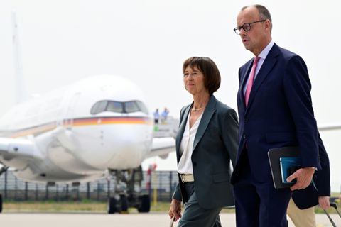 Merz und Ehefrau Charlotte vor Abflug nach Kanada