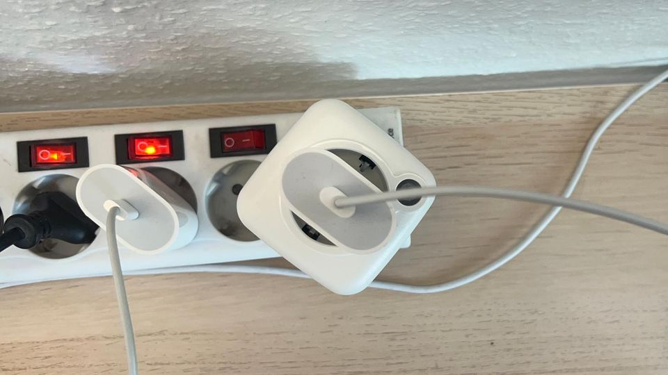 The battery Life Guard is in a multiple socket and does not work